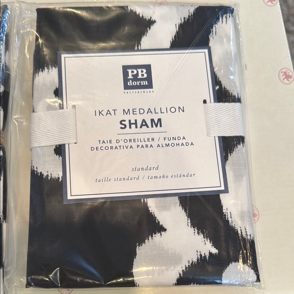 Pottery Barn Teen Black and White Medallion Duvet Cover & 3 shams, Twin size - Picture 4 of 4